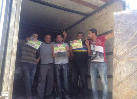 بالصور: مدينة اللد تتبرع بـ25 ألف شيكل وشاحنة معونات لأهالي قطاع غزة